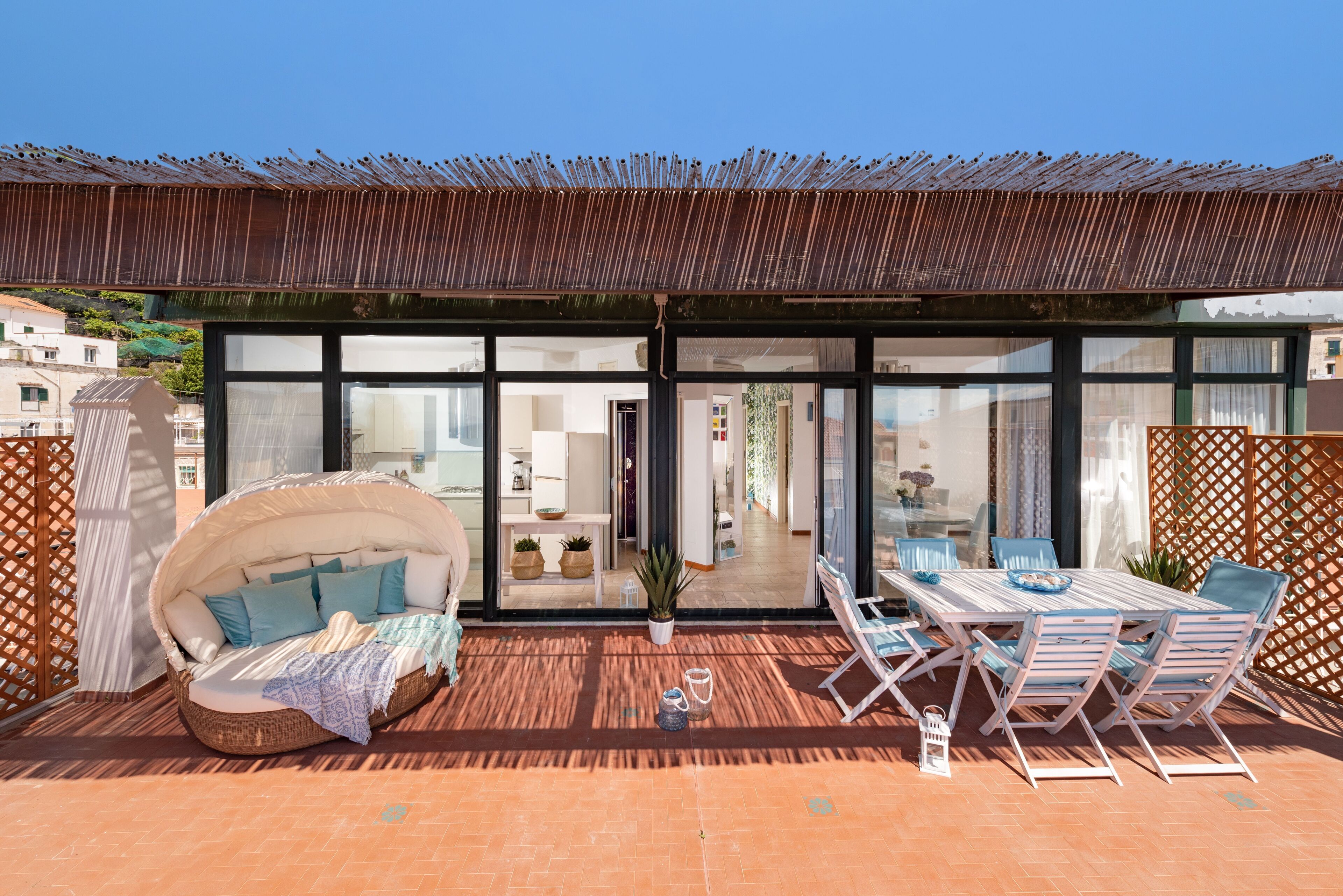 屋外ダイニングエリア