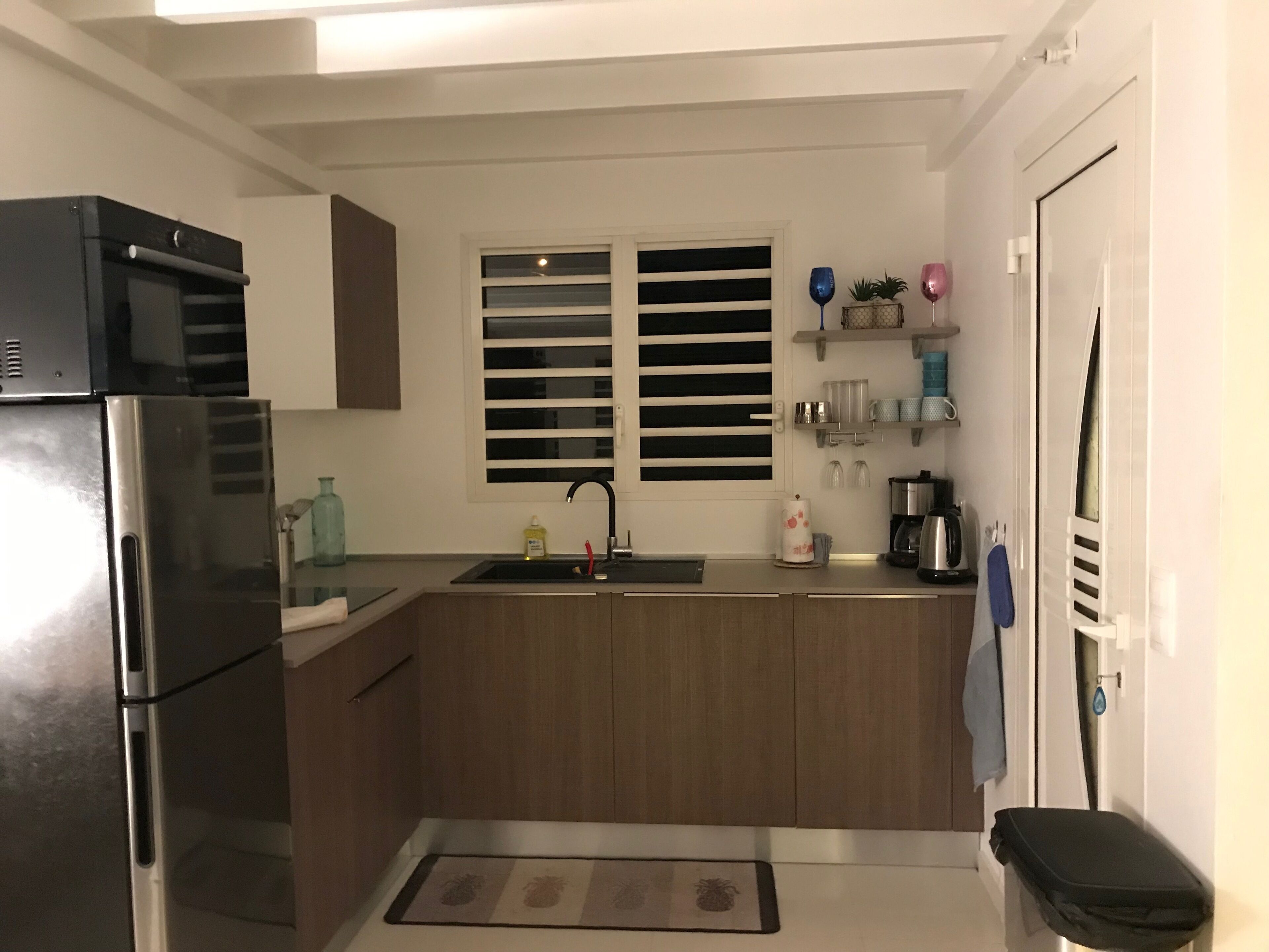 Frigorífico, microondas, horno y placa de cocina