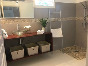 Haartrockner, Handtücher, Toilettenpapier
