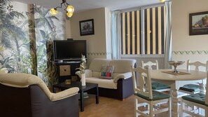 Een smart-tv en een stereo