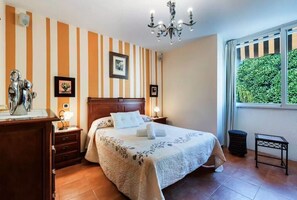 3 slaapkamers, een bureau, een strijkplank/strijkijzer, reisbedje