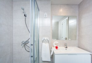 Combined shower/tub, hair dryer, towels - SUN OF THE BAY 3 (B3 - A3) - Apartment with sea views in Port d'Alcúdia. Free WiFi (Alcúdia)