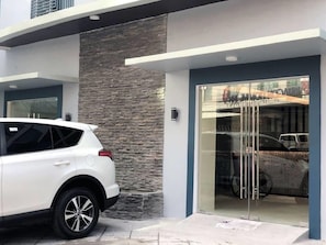 숙박 시설 입구