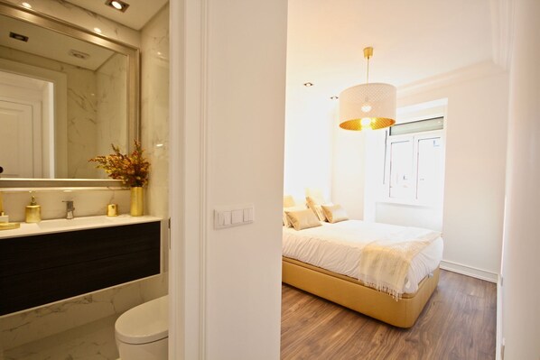 3 slaapkamers, een strijkplank/strijkijzer, internet, beddengoed