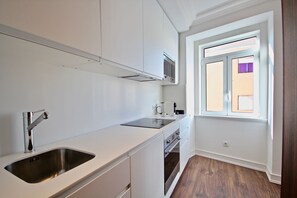 Een koelkast, een kookplaat, een vaatwasser