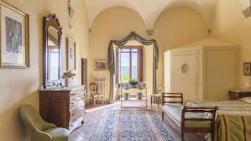 6 habitaciones, tabla de planchar con plancha y cuna de viaje