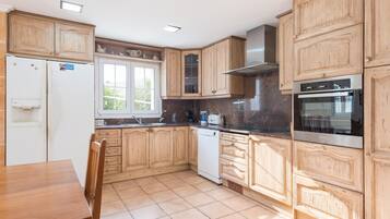 Kühlschrank, Mikrowelle, Ofen, Geschirrspüler