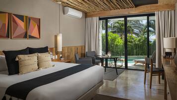 Habitación de hotel moderna con una cama grande, un escritorio, una silla y vistas a una piscina y follaje.