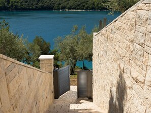 Property grounds - Stunning private villa for 10 people with private pool, hot tub, A/C, WIFI, TV and terrace (Pazin)