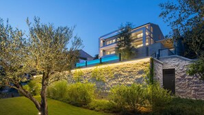 Een modern gebouw met een gevel van natuursteen en een plat dak.