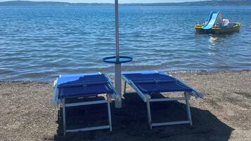 Una spiaggia nelle vicinanze, lettini da mare, teli da spiaggia