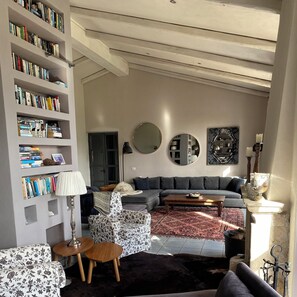 Smart-tv, pejs, bøger, stereoanlæg