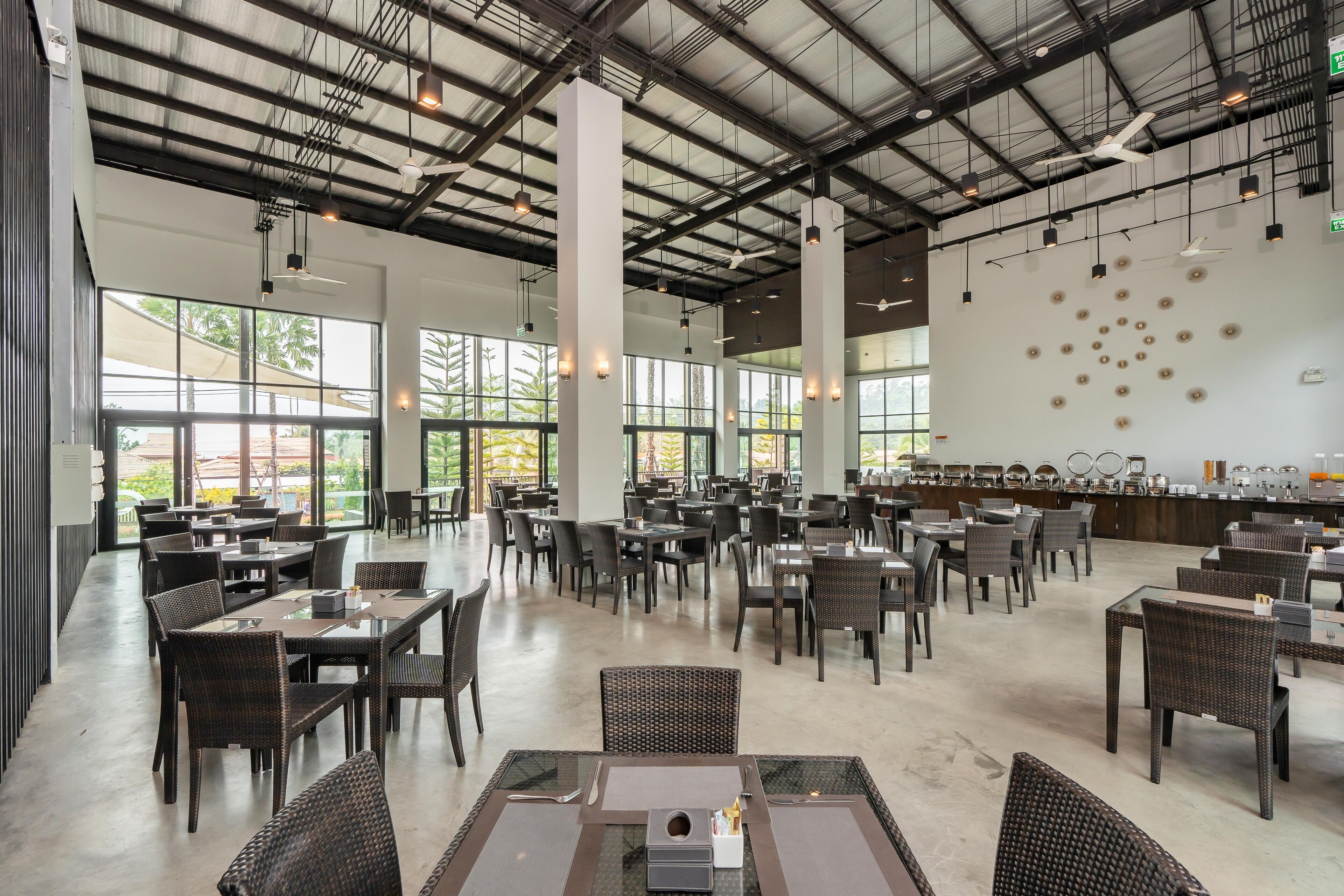 Se ofrece un desayuno bufé (500 THB por persona)