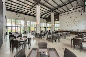 每日供应自助式早餐(每人 THB 500)