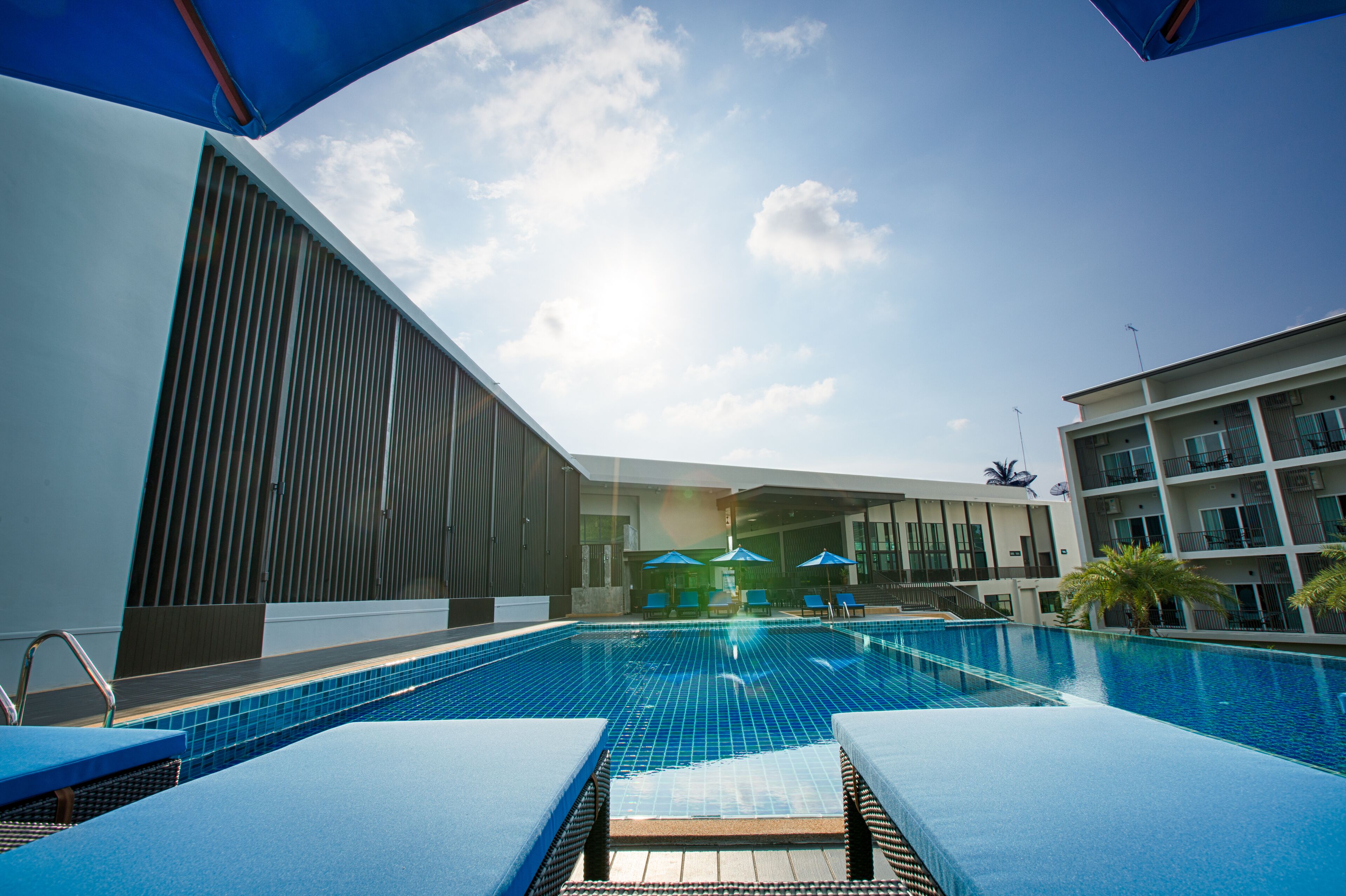 Utendørsbasseng, bassengparasoller og solsenger