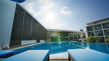 Outdoor pool, pool umbrellas, sun loungers