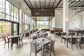 Café da manhã com buffet todos os dias (THB 500 por pessoa)