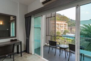 Minibar, caja de seguridad en la habitación y cortinas blackout 