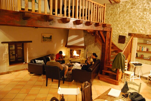 TV, fireplace, DVD player, table tennis - Beautifully Converted French Barn (Eynesse)