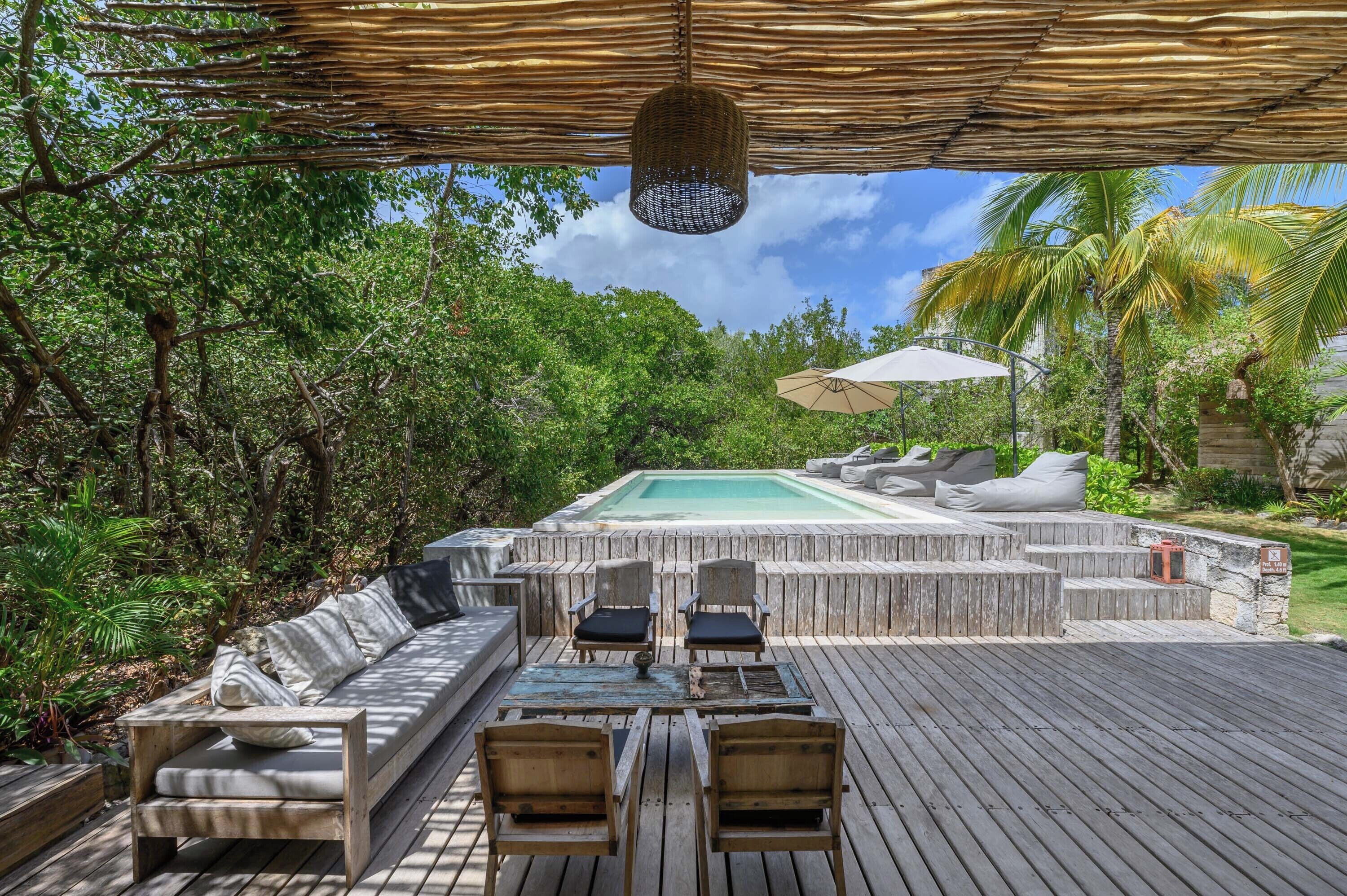 Una piscina al aire libre