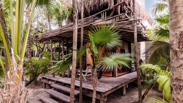 Villa Pumba | Edredón y caja de seguridad en la habitación