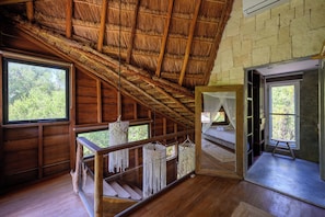 Untuvapeitot, tallelokero huoneessa