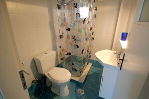 Douche, sèche-cheveux, bidet, serviettes fournies