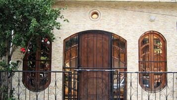 Superior Apartment, 1 Queen Bed, Smoking | Interior entrance