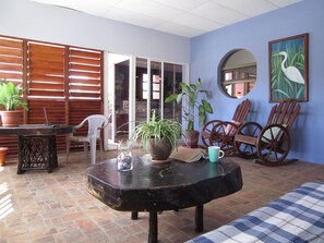 Apartemen Panorama, Boleh Merokok, pemandangan samudra | Ruang keluarga