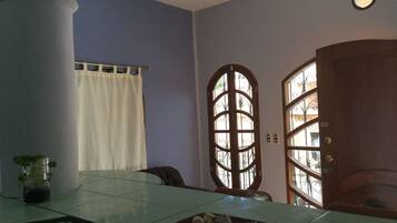 Lemari es besar, oven, kompor, dan peralatan masak/sendok-piring