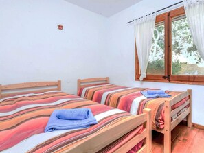 3 bedrooms, travel crib, WiFi (free)