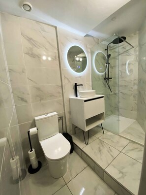 Dusche, Haartrockner, Handtücher