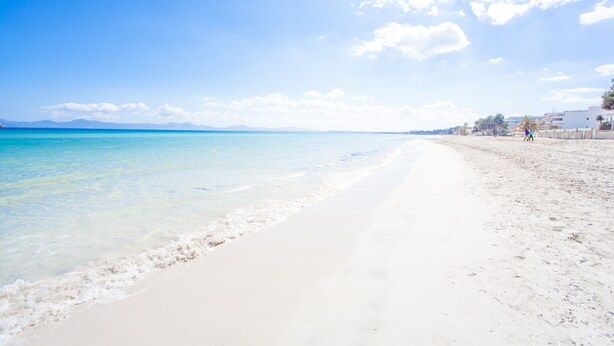 A beach with clear turquoise water, white sand, and a few buildings in the background. - SUN OF THE BAY VIDALBA 1 (B2 - A1) - Apartment with sea views in Port d'Alcudia. Free WiFi (Alc��dia)