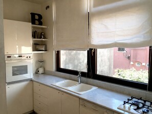 Fridge, microwave, oven, stovetop - Elegant apartment Luxury historical center in Caorle near the sea (Caorle)