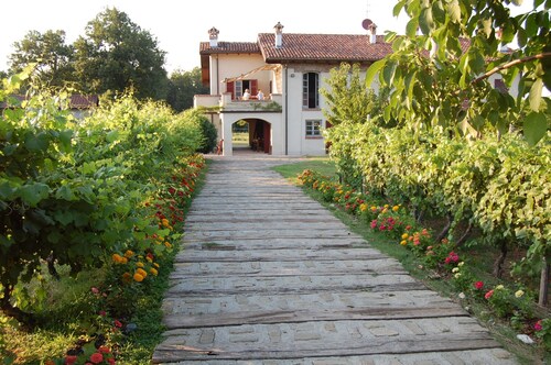Romantic farmhouse in Monferrato wine district