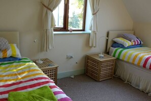 2 bedrooms, iron/ironing board, WiFi, bed sheets - Honey cottage is just 3 miles from Amlwch on the northern coast of Anglesey. (Anglesey)