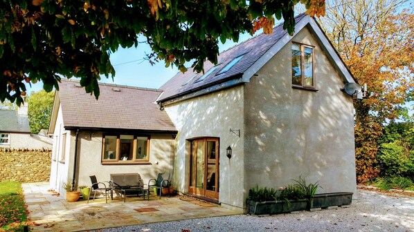 Exterior - Honey cottage is just 3 miles from Amlwch on the northern coast of Anglesey. (Anglesey)