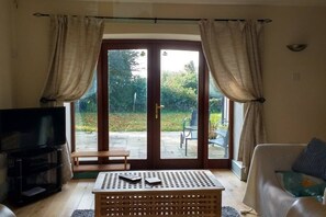 TV, DVD player, books, music library - Honey cottage is just 3 miles from Amlwch on the northern coast of Anglesey. (Anglesey)