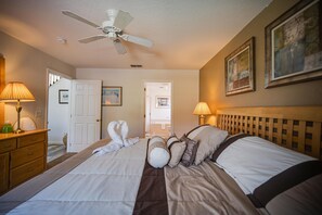 4 bedrooms, iron/ironing board, WiFi, bed sheets - Stunning Golf-Course View Villa & private pool. 4BR/3.5BA, Minutes from Disney (Davenport)