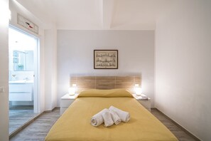 2 bedrooms, desk, iron/ironing board, WiFi