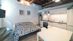 A compact room with a bed, a kitchenette, and a dining area. - GUELFA HOUSE: restructuring, on the ground floor, comfortably accommodates 6 people  (Firenze)