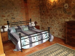 6 bedrooms, iron/ironing board, free WiFi, bed sheets