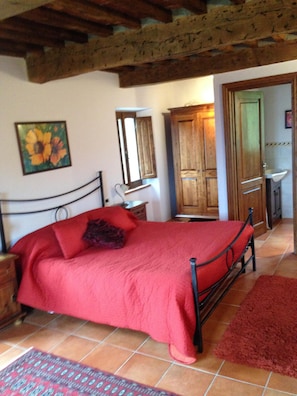6 bedrooms, iron/ironing board, free WiFi, bed sheets