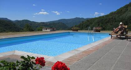 Impresionante villa de lujo toscana con piscina privada de tamaño completo y vista panorámica 360 