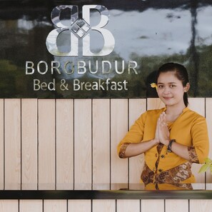 A person standing in front of a sign that reads "BORGBUDUR Bed & Breakfast". - Borobudur Bed & Breakfast - Hostel (Mungkid)