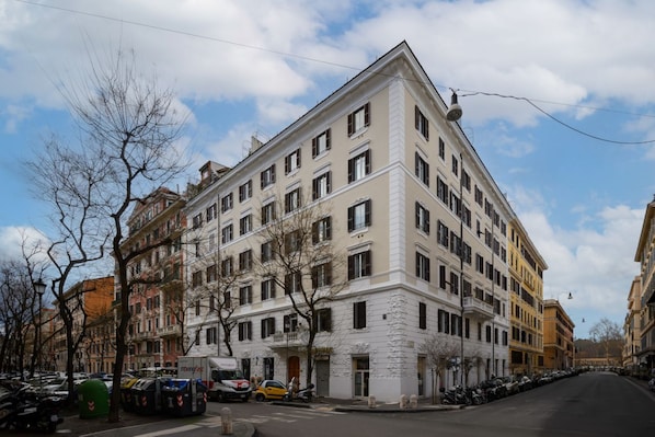 A multi-story building with a classic architectural style, featuring a symmetrical facade with evenly spaced windows and a central entrance. - Suite Apartment Prati (Roma)