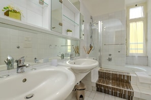 Ensemble douche/baignoire, sèche-cheveux, bidet, serviettes fournies