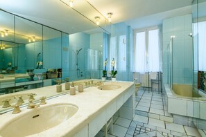 Ensemble baignoire-douche, séchoir à cheveux, bidet, serviettes fournies