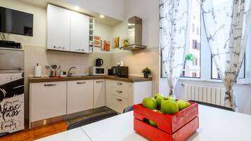 Coffee/tea maker, fridge, microwave, oven