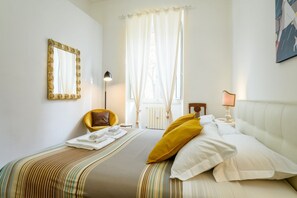 4 bedrooms, iron/ironing board, WiFi, bed sheets - APARTMENT AND BUILDING SANITIZED (ELEVATOR also). Elegant and spacious apartment in the heart of the city, a few steps from San Pedro. Fully equipped, wifi connection included and air conditioning, it can accommodate up to 8 people. (Roma)